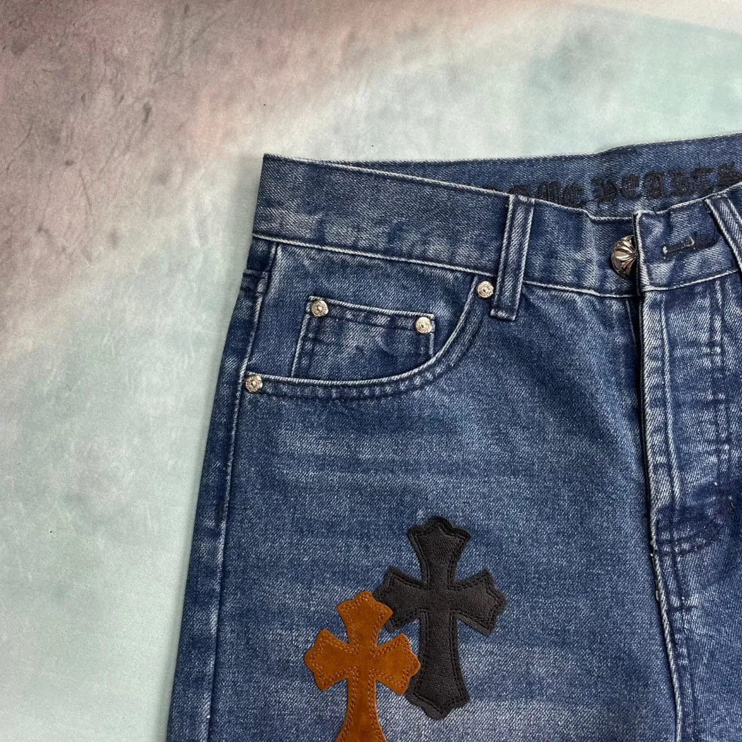 🅿️280 🔘Style number-KL125 🔘Cro Xin𝐂𝐡𝐫𝐨𝐦𝐞 𝐇𝐞𝐚𝐫𝐭 Matty Boy Sex Records series limited edition leather multi-color high street work jeans* [same style as Wang Chuqin] Among Cro Xin’s many items, this CH Jeans are the best. The production process is extremely complicated. The finished product needs to be washed first, then disassembled. The sheepskin cross skins are carefully sewn by hand, and then re-joined. The process is complicated and difficult to be detailed. Once you get it, you can intuitively feel the high-end texture that hits your face, and use your strength to explain what "good looks come first". It is made of beaded canvas fabric. After being washed with heavy water, the texture of the upper body becomes more mellow and the shape of the pants is also more straight. The whole trousers use three-dimensional cutting technology, and the shape is unique. The hardware is customized according to ZP genuine standards, and the thick beaded canvas fabric is not only soft after washing, but also has excellent breathability. Paired with an ingenious customized small leather label, the details are exquisite and simple yet elegant. The trousers are of exquisite workmanship, and every trace is neat and detailed, showing excellent quality.  Size: S M L XL XXL (28.30.32.34.36) Color: Blue